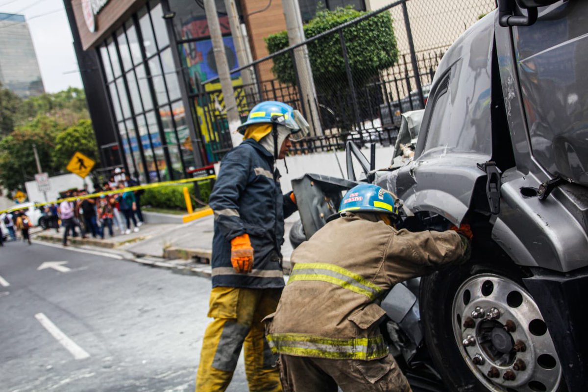 MarcelaPinedaSV's tweet photo. Ser conductor NO solo es tener una licencia de conducir, también es la responsabilidad de dar mantenimiento a los vehículos, respetar las leyes y no distraerse al volante. 

El “se me fueron los frenos” no es excusa para evadir la responsabilidad de este accidente. https://t.co/7057R0Z1aE