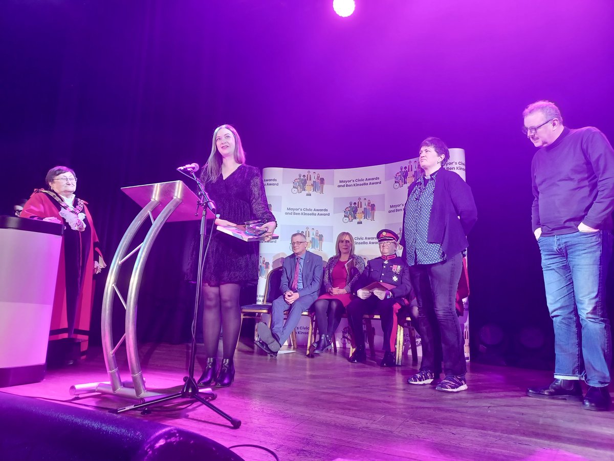 IslingtonBC's tweet photo. 🏆 The volunteers at @TheHiveFoodBank have received a Mayor’s Civic Award tonight. They were praised for their weekly efforts to ensure that local people in food poverty can get the supplies they need. #MayorsCivicAwards https://t.co/gbYKQR4SLb