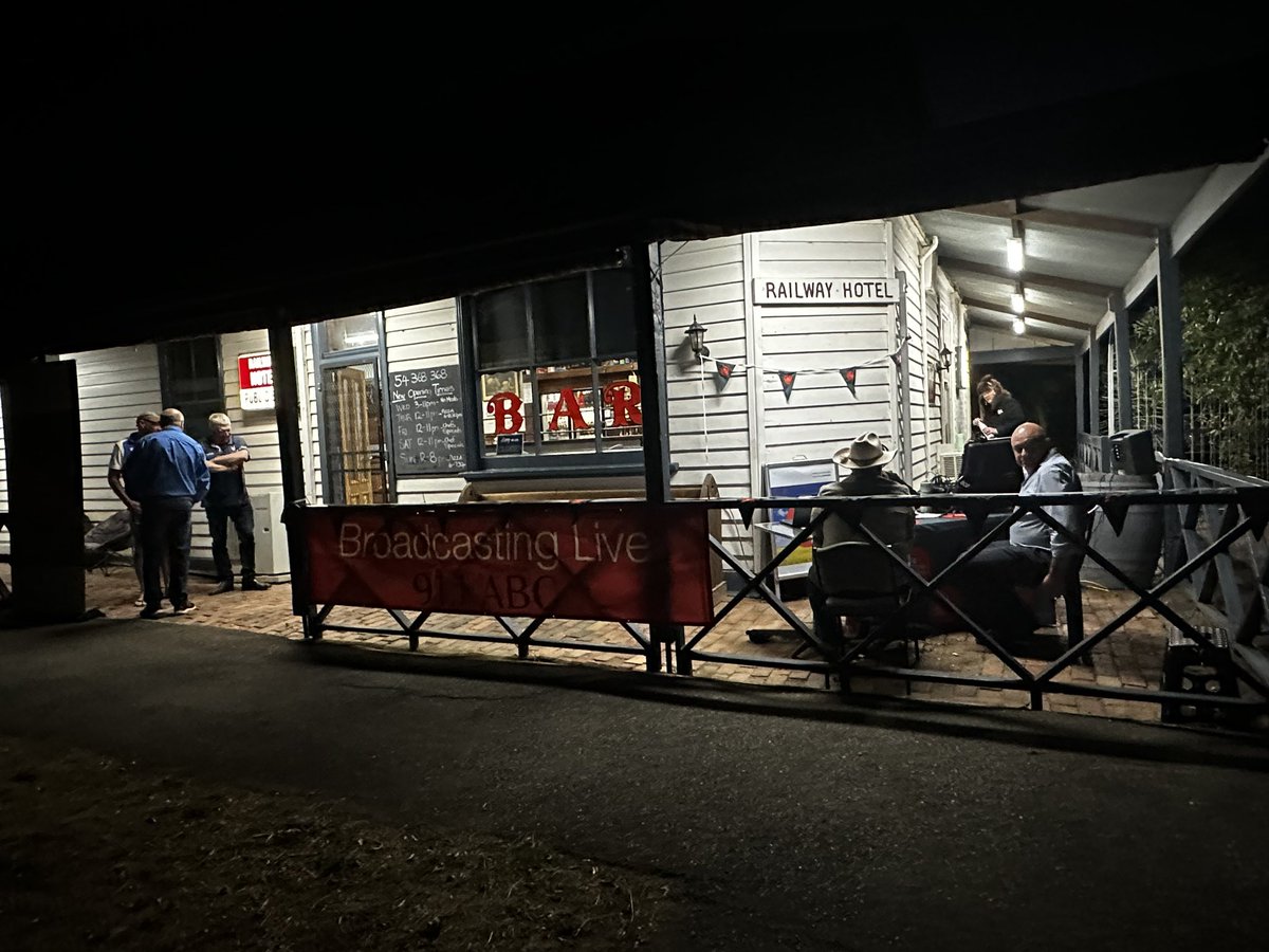 sarahtlawrence's tweet photo. Itβs dark but the weather is perfect in #Dingee at the Railway Hotel for #lovewhereyoulive @abcnews @fionaparker1 @RebeccaNormanoz @LoddonShire https://t.co/Gs4PveYk77