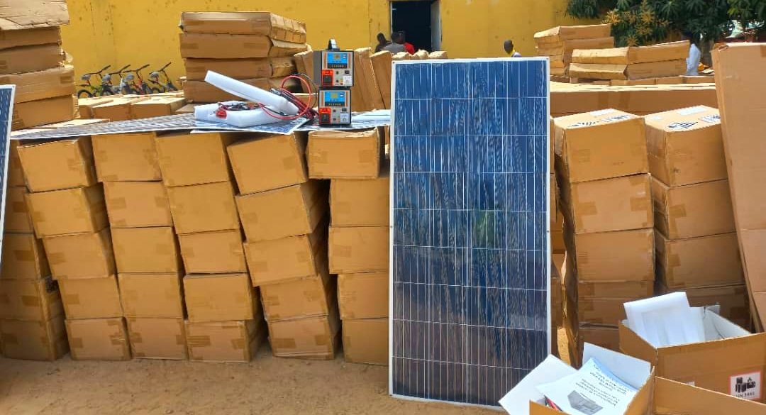 PNUDCameroun's tweet photo. UNDP #Stabilization Facility is reinforcing local mechanisms to scale up security in FarNorthπ¨π²
The facility has provided 500 #SolarKits to help vigilance committees electrify homes & recharge critical equip't to #WatchOver communities at night.
In Tourou,Kolofata,Moskota &Mozogo https://t.co/PgtnUfgC5v