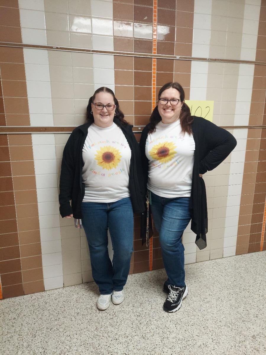 Mrs_GordonFES's tweet photo. Just a few of the twins @MTCChampions today!  #EllRayJakes #SpiritWeek @HamptonCSchools @HCS_TitleI https://t.co/ZYxcLhV60M