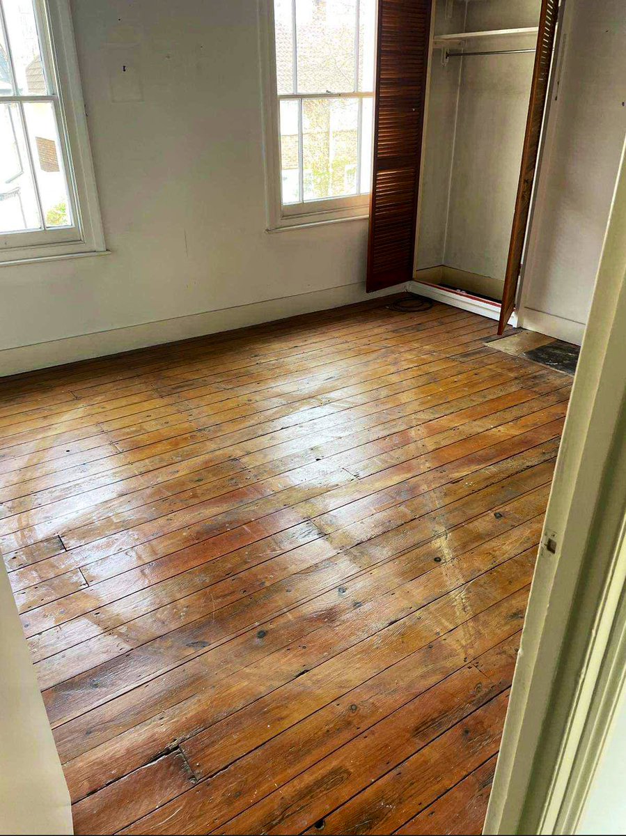 Bobquasi's tweet photo. Du reißt den Teppich aus deiner neuen Wohnung und entdeckst das.
Was machst du?

Also außer abschleifen. https://t.co/ePDnvjqDmO