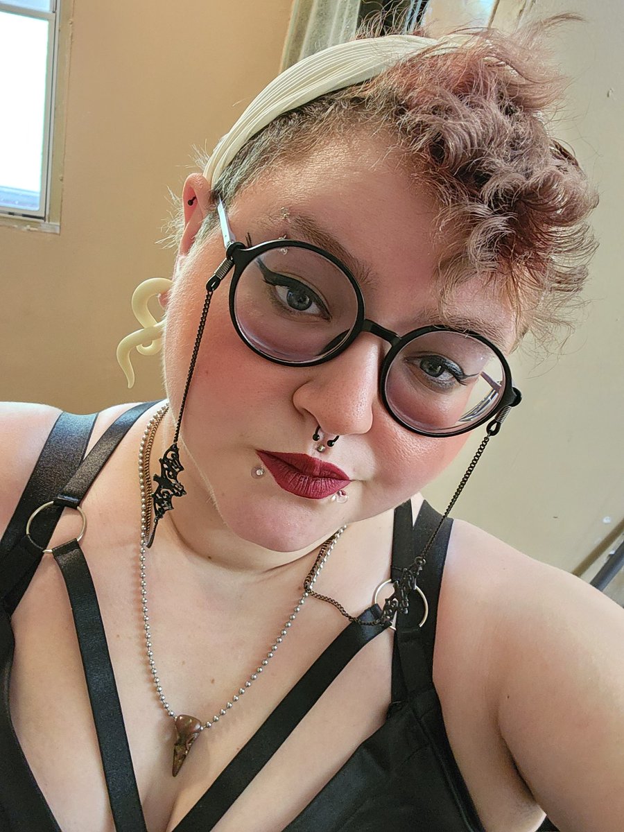 Haven't tried looking cute in a hot minute but here's an attempt. As the resident goth person I gotta get dolled up and make some church going southerners clutch their pearls.