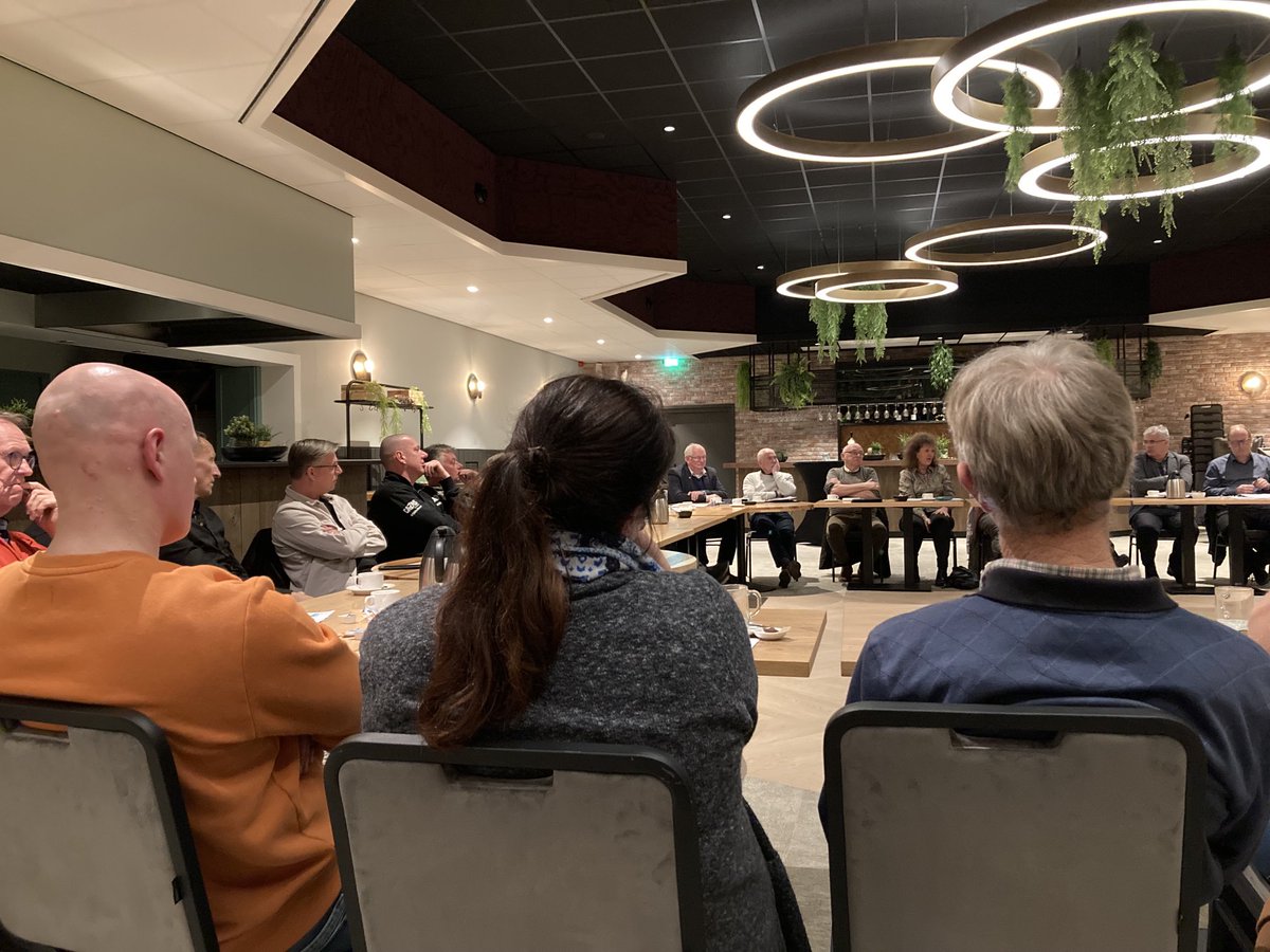 Dorpsplatform Zegveld weer bijeen. Met bijna 40 betrokken Zegvelders.Heel concrete punten, maar ook ‘de toekomst van de boeren’.