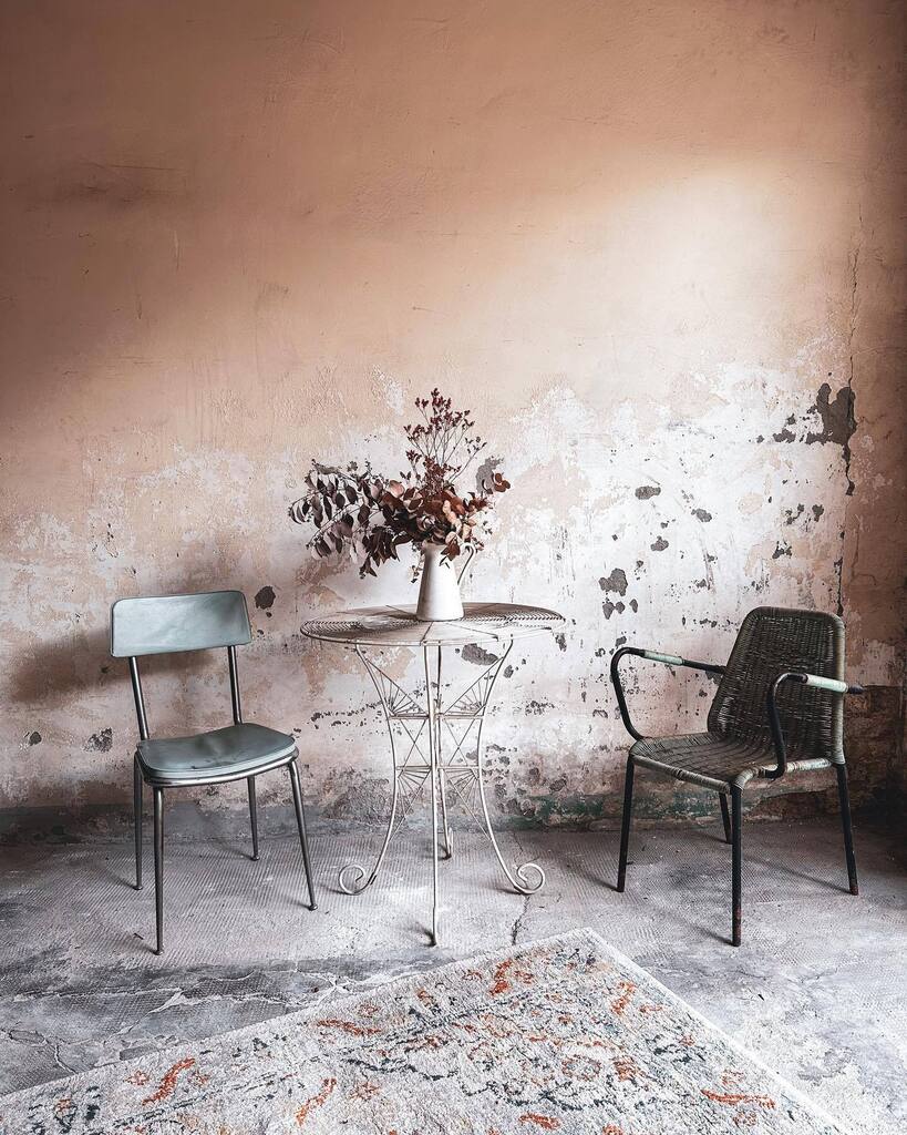 Una vecchia falegnameria in un interno cortile di San Donato, proprio sotto il campanile della chiesa di Santa Zita. Oggi è @lafalegnameria_, un salotto con cortile pieno di fiori e brocanterie, dove @caralessandra_ph ospita workshop, serate di ballo, brunch e shooting. Era …