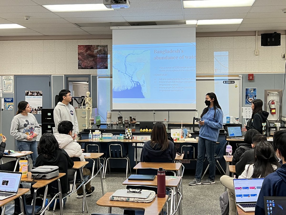 zhenbio's tweet photo. IB students work collaboratively as civil engineers! 🧑‍🔬👩‍🔬
Each group represents a third world country facing water contamination problems.  They have to identify the problem, propose a solution, and construct a model of water filter to clean the water.💧
#zhenibbio
#TodayatWHS https://t.co/gvEPdsqiPq