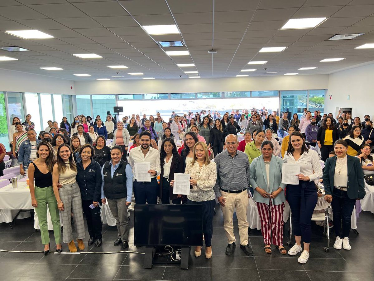 #CONTIGO, realizamos con éxito la Mesa de Análisis del Programa Tarjeta #CONTIGO. 

La participación de las Mujeres es importante para impulsar su desarrollo y seguir llevando a Querétaro al siguiente nivel.