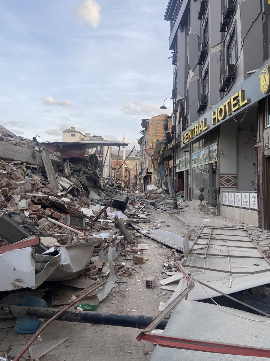 Depremin üstünden 36 gün geçti şehirde her yer enkaz, her yer moloz yığını. Acil yıkılacak ve ağır hasarlı binalarında yıkılacağını düşünürsek ne zaman normale dönecek bu şehir.   #MalatyaYalnızKaldı #malatyayalnızkaldı <a href="/MalatyaBelTr/">Malatya Büyükşehir Belediyesi</a> <a href="/TCMalatyaV/">TC Malatya Valiliği</a>