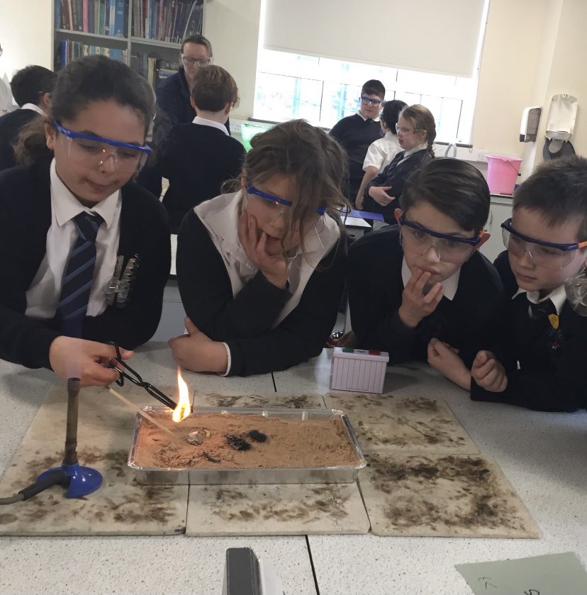 LPGSBromley's tweet photo. It was great to welcome @BeckenhamLpps Year 5 scientists to @LPGSBromley today, to carry out experiments to celebrate #ScienceWeek , a great example of @ImpactAca1 collaboration- thank you @ChemistryLpgs #resourcingthecurriculum #science #collaboration #crosstrust #ScienceWeek https://t.co/Xnf3ChtCWa