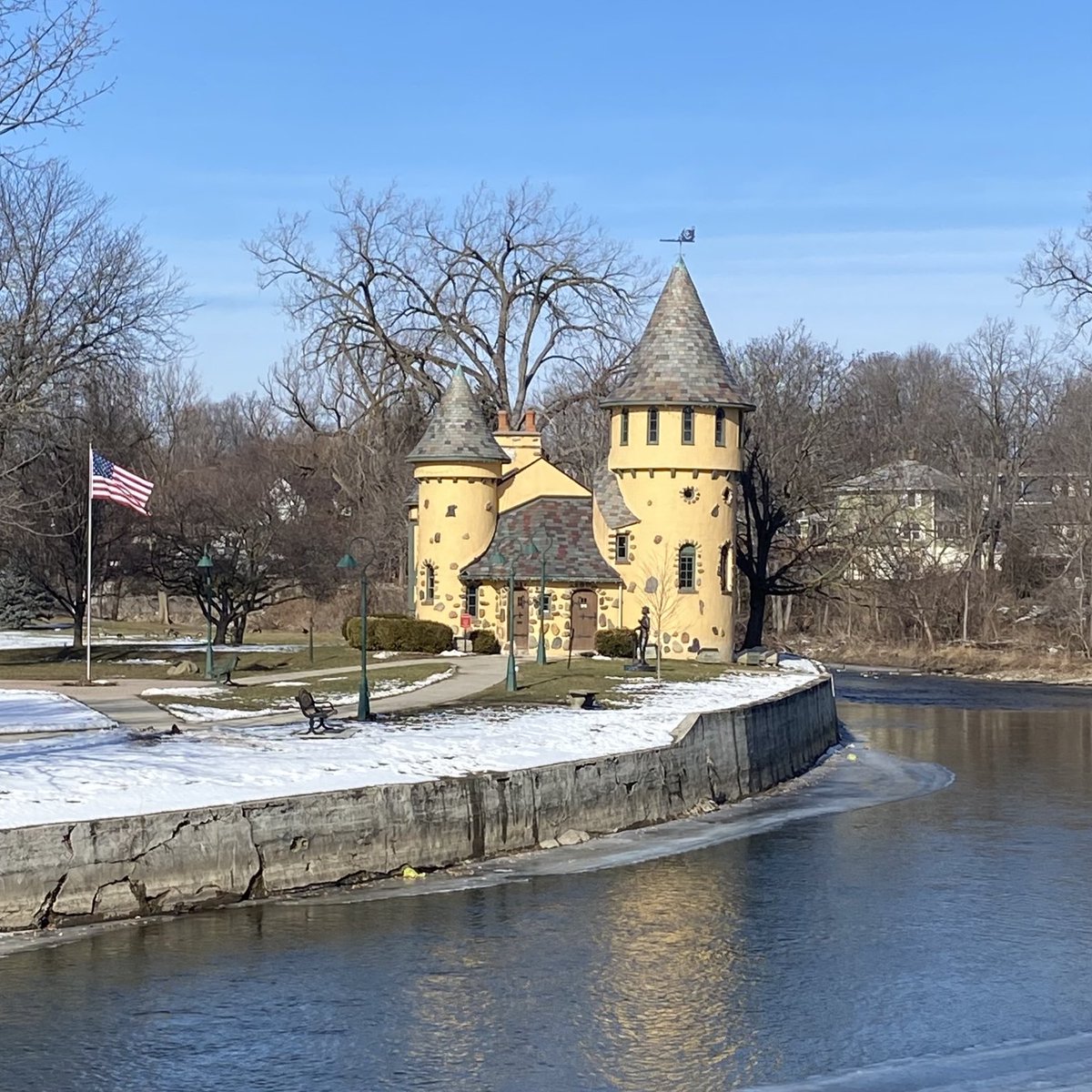 Curwood Castle on my beloved #ShiawasseeRiver turns 100 today. James Oliver Curwood was one of Michigan’s first conservationists. Read my account of the literary thread that runs from him to ⁦<a href="/greatlakescribe/">David Dempsey</a>⁩ and ⁦<a href="/JerryDennis_/">Haru Kiba/Cure Taurus (EN Vtuber)</a>⁩  tom4tnc.blog/2012/02/09/cur…
