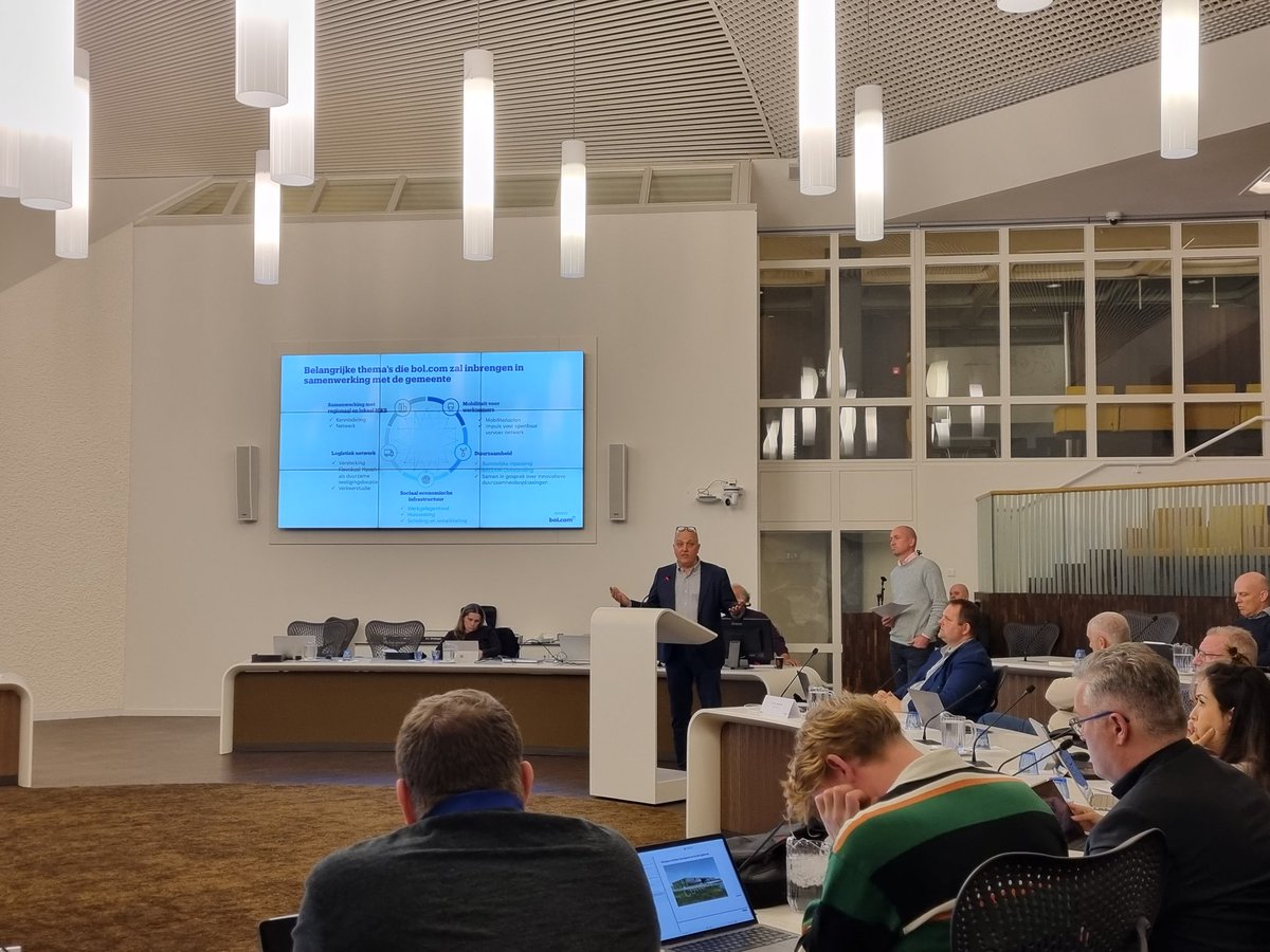 VVDLelystad's tweet image. Zojuist presenteerde @bol_com de plannen voor de bouw van het Fulfillment Center #Lelystad aan de @raadvanlelystad. Mooi ontwerp, en in eerste fase gemiddeld 1.000 fte werkgelegenheid in @gem_Lelystad! #kansen #lokaleeconomie #werk #banen #economischegroei #logistiek