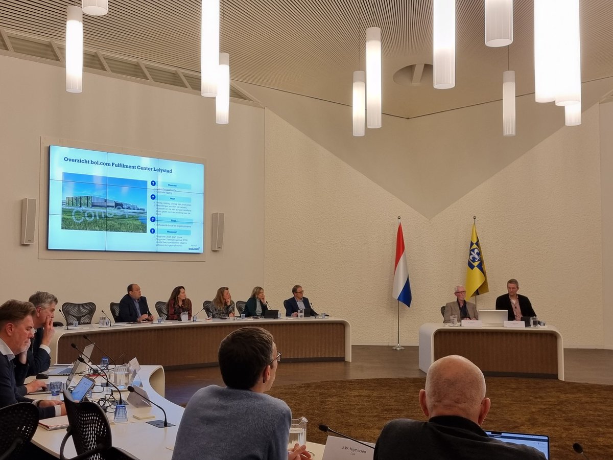 VVDLelystad's tweet image. Zojuist presenteerde @bol_com de plannen voor de bouw van het Fulfillment Center #Lelystad aan de @raadvanlelystad. Mooi ontwerp, en in eerste fase gemiddeld 1.000 fte werkgelegenheid in @gem_Lelystad! #kansen #lokaleeconomie #werk #banen #economischegroei #logistiek