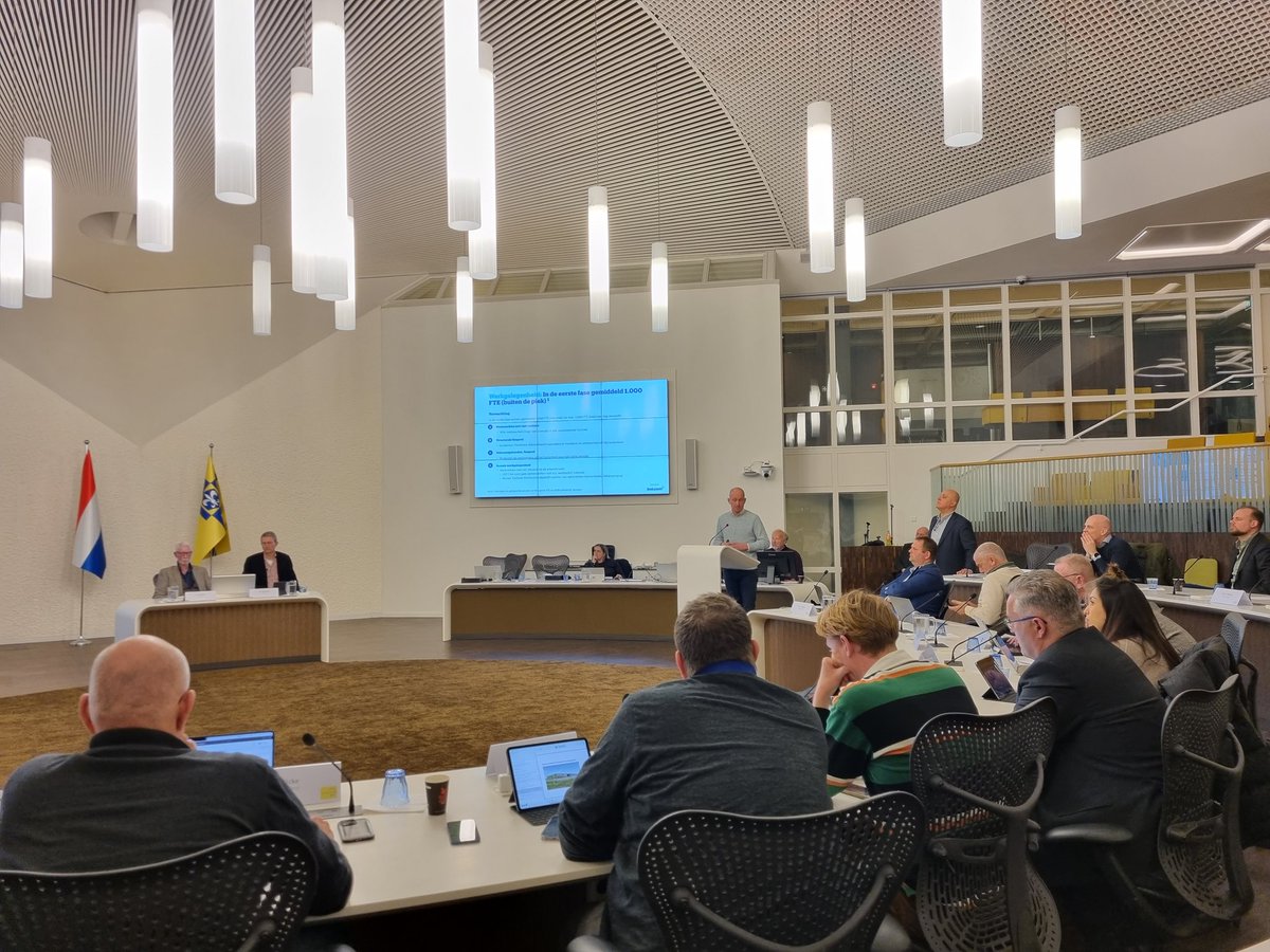 VVDLelystad's tweet image. Zojuist presenteerde @bol_com de plannen voor de bouw van het Fulfillment Center #Lelystad aan de @raadvanlelystad. Mooi ontwerp, en in eerste fase gemiddeld 1.000 fte werkgelegenheid in @gem_Lelystad! #kansen #lokaleeconomie #werk #banen #economischegroei #logistiek