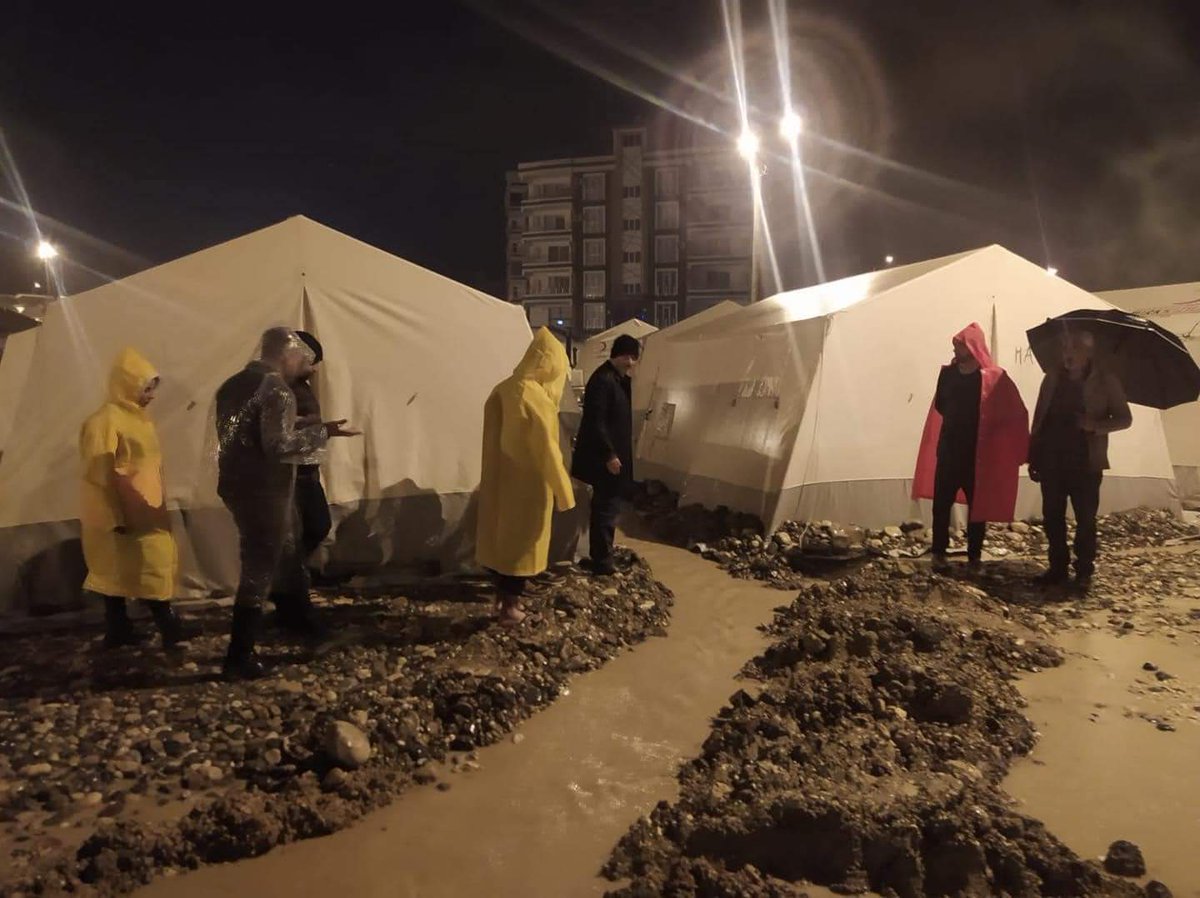 Adıyamanlı depremzedeler, bu geceyi suyun içinde geçirecek... Çadırların son hali bu ve yağmur hala yağıyor!