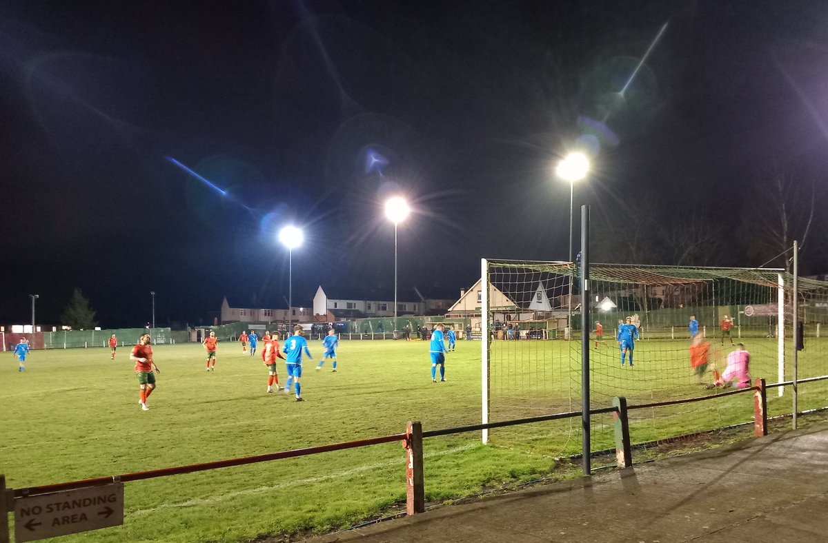 It's a sparse crowd here at <a href="/THERAILFC/">Harrogate Railway Athletic FC</a> tonight,  but at least it's on! And 1-0 up already!