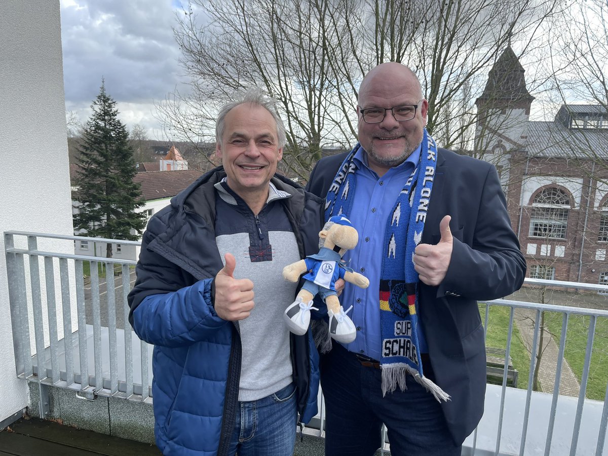 Olaf Thon zu Gast im #Sozialwerk🤩 
Wir konnten uns heute persönlich bei der #Schalke Legende für den Support unseres Fanprojektes „GEballte Leidenschaft“ in #Gelsenkirchen bedanken🙏🏼💯 Wenn Ihr unser Projekt auch unterstützen wollt, bitte hier entlang👇🏼
gemeinsam-fuer-vielfalt.de/project/geball…