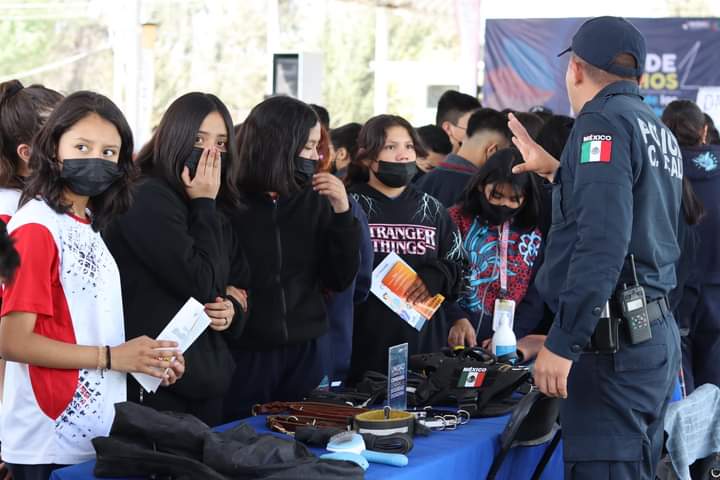 📝🙋🏻‍♂️Bitácora imjuciana: 

Este martes comenzamos el día con toda la energía visitando la Secundaria General N° 105 "Héroes de la Revolución Mexicana" con nuestra ya famosa #FeriaDeServicios.

Seguimos acercando todos los programas y servicios que ofrecemos a las juventudes.
