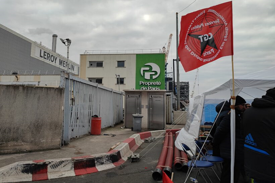rapportsdeforce's tweet photo. 🔴 Tout comprendre à la grève des déchets à Paris

- Qui veut casser la grève ?
- Où partent les déchets qui ne sont pas brûlés ?
- Pourquoi ce n'est pas une grève des seuls éboueurs

Et autres réponses ici➡️https://t.co/CQpru8jaAt

#GreveEboueurs 
#SoutienAuxEboueurs https://t.co/UIRvMygCz7