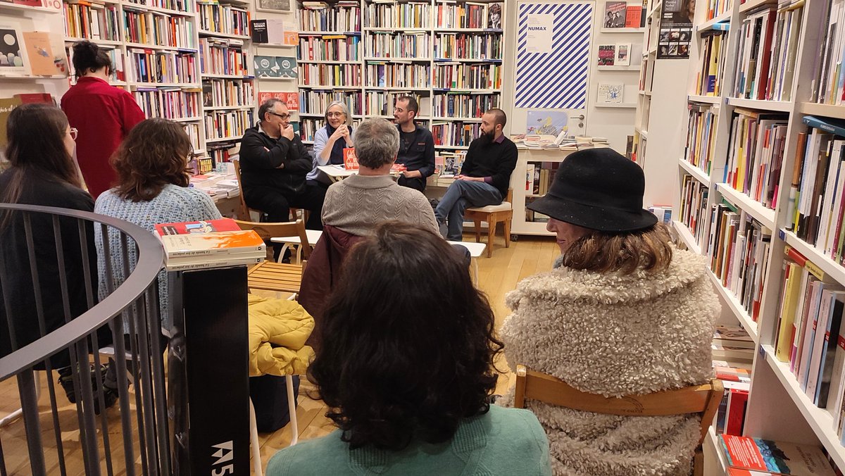 Presentación na librería <a href="/numaxcoop/">NUMAX</a> do libro 'Canto da emigración. Historia da música de Teódulo R. Páramos', coordinado por Manuel Martínez Torres, programador cultural da <a href="/OrquestaClasica/">Orquestra Clásica de Vigo</a>. Unha obra que ten como cerne a partitura orixinal do desaparecido filme de #AntonioRomán.