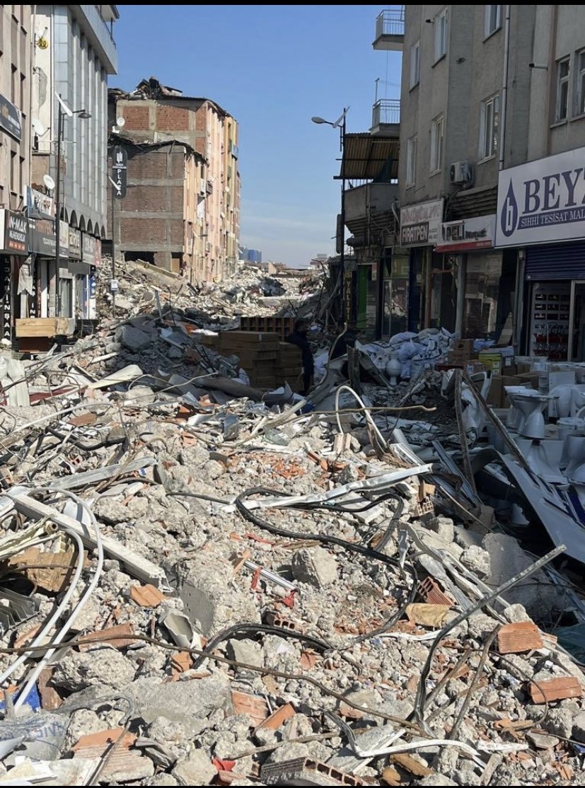 Buyurun efendim… burası öyle köyü kasabası falan değil yanlış anlaşılmasın. Şehrin tam ortası. Siz “Malatya o kadar şey değil” demeye devam edin. #MalatyaEnkazınAltındaKaldı