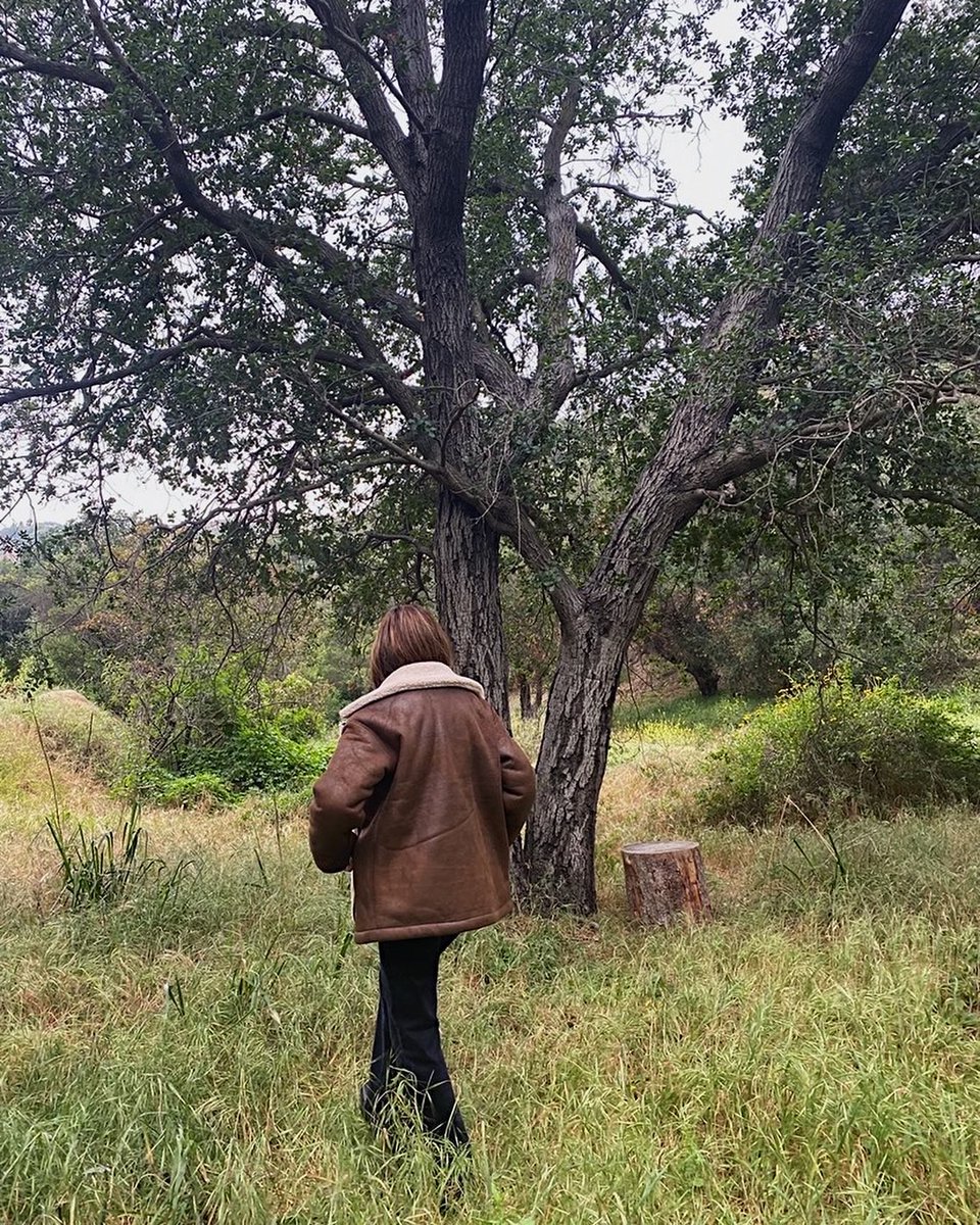 Always_C_R's tweet image. Though the French perspective on style centers timelessness, there are still a few trends the fashion crowd in France is willing to partake in: instagram.com/p/CdTpIL0J3-o/ #shearlingjacket #aviatorjacket #trends