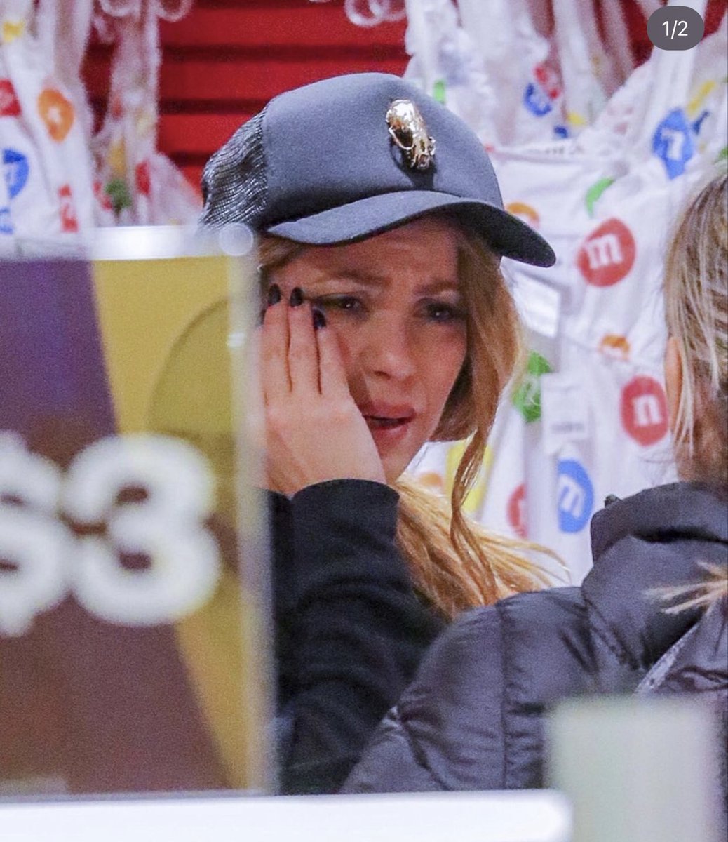 CATERINAV's tweet photo. #14Mqr Captan a @shakira llorando en #newYork luego del show con @jimmyfallon 
Esa mujer, en mi opinión, es un MUJERON! 
Aguantando todo lo que le ha tocado tras su separación. https://t.co/oXHBJ9CQcg