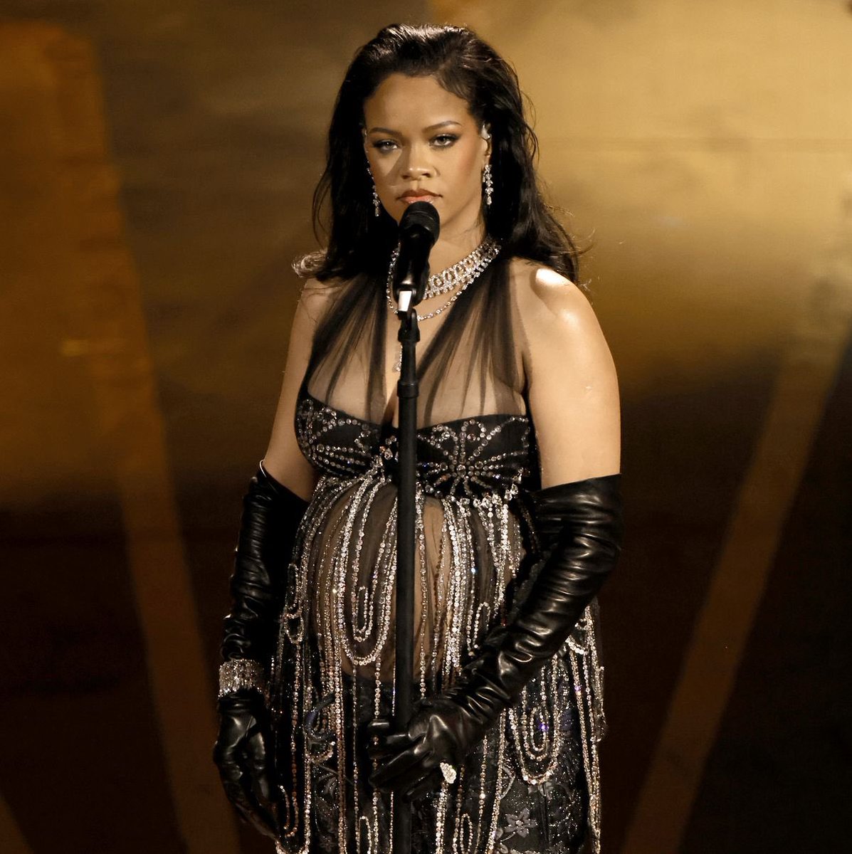 Nevernyny's tweet photo. Rihanna’s apparence at this year #Oscar scored the biggest viewership with over 18.3 MILLION audiences https://t.co/fIqRx9gqaA