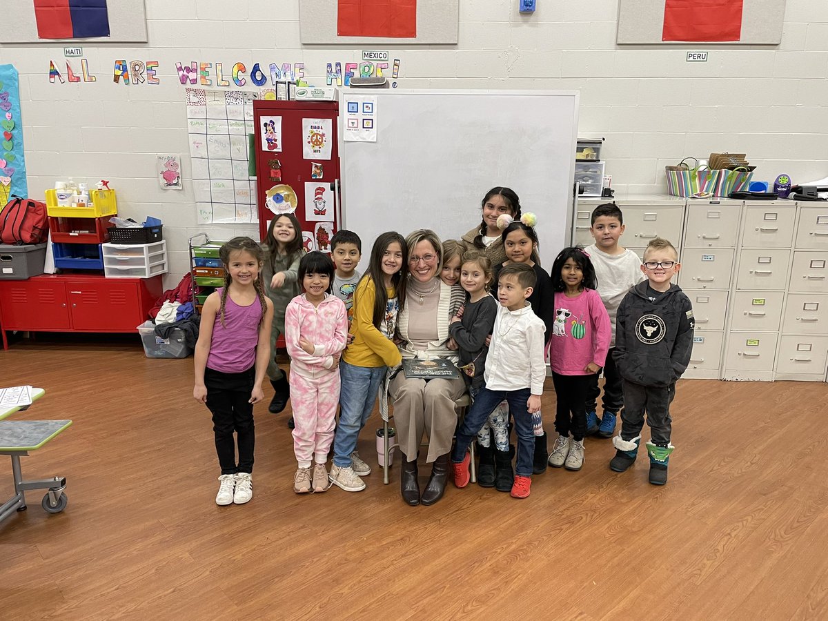 Thank you <a href="/MrsPetelle/">Karen Petelle</a> for coming to read aloud to our Ss! They loved it! <a href="/MissWiatr/">Olga Wiatr</a>  #ProudToBeD12