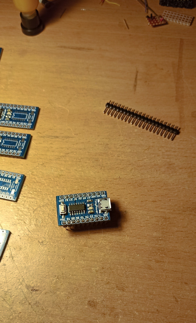 Jacob26099543's tweet image. I&apos;m working on my dev board with #software only #USB implementation for #tinyAVR series 0,1,2 

The signal is measured on the pins of the #AVR with extra +-20cm wires on the probes. The signal looks good enough.  TinyPowerrrr! 😁 

#tech #arduino #hardware
