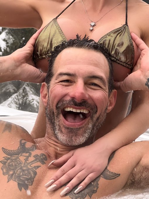 Taking a ski group photo has not been an easy task with this lot 😂🎿💦 https://t.co/xKbhNHWdSS<a href="/tag/doubletrouble"class="tags"><span>#doubletrouble</span></a>