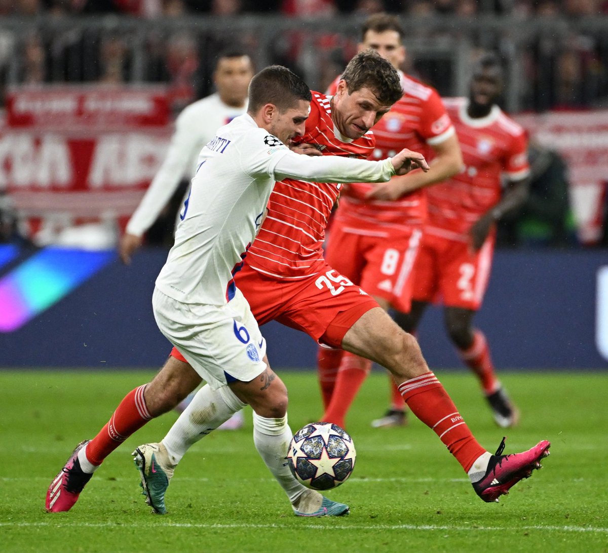 psgcommunity_'s tweet photo. 🚨 Marco Verratti s’est entretenu avec El Chadaille Bitshiabu et lui a assuré qu’il était responsable sur le premier but du Bayern. 👏🇮🇹

Une discussion bienveillante qui avait pour but de délester le jeune Titi du poids de la culpabilité. 

(@le_Parisien_PSG) https://t.co/y4R6AvMUKI
