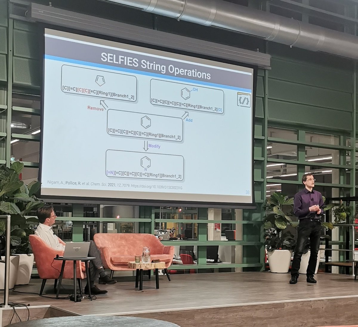 We want to thank @robpollice for an excellent presentation and answer to questions this evening at Late Night Conference with Wilhelm Huck! We learned a lot about how computers understand molecules and much more! 💻 If you missed it, watch it here youtube.com/live/NAY2V90Zf…