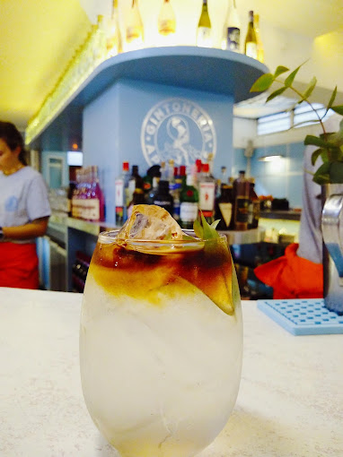 4. LA GINTONERÍA (Balcarce 340)
Ambientación genial. Tienen gin tonics con ingredientes raros, como tabaco. “La buena onda, la música, la provoleta con mermelada de tomate, la empanada de surubí y obvio, los gincitos”, <a href="/Candeg1997/">Cane</a>