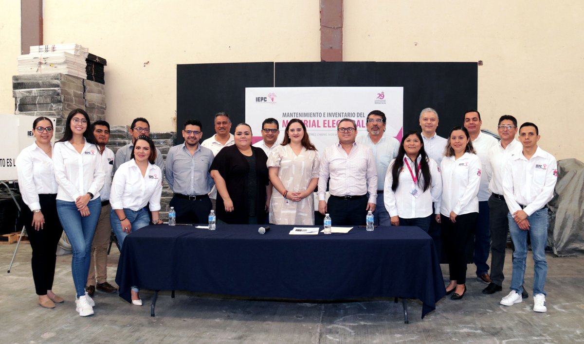 IEPCChiapas's tweet photo. El acto estuvo encabezado por el pdte @oswaldochacon76 y por la pdta e integrantes de la #CPOE @SofiaMartinezDC, @MundoHenriquezA y @TereA20. Estuvieron presentes el SE @ManuelJDorantes, el titular de la #DEOE @luisfrcoello, representaciones partidistas y personal del Instituto https://t.co/4m8a6JSjaH