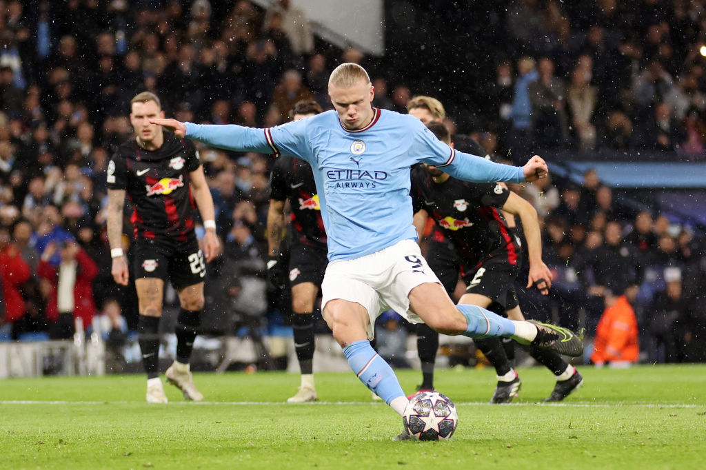 ManCityFra's tweet photo. 1 min 18 s séparent les deux photos https://t.co/uSJEandoag