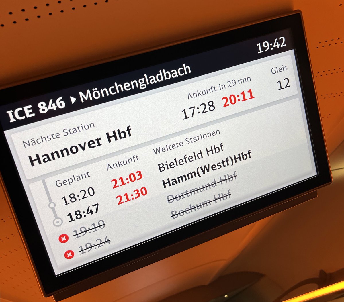 OliMulthaup's tweet photo. Was für eine Odyssee @DB_Bahn Der ICE Berlin-Essen fährt wegen eines Baumes auf den Gleisen hinter Spandau erst nach Magdeburg, dann doch wieder zurück zur Originalstrecke.. hunderte km Umweg, 170 Minuten Verspätung.. aber dafür endet er in Hamm statt in Essen.. https://t.co/nAbxWylvoS