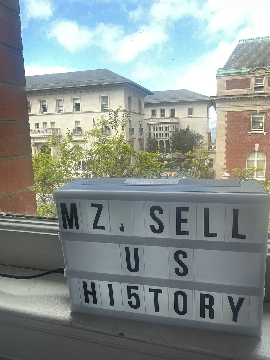 RebaTeaching's tweet image. A sunny break in this atmospheric river we’re experiencing in San Francisco hit me with the best view of @sacredheartsf!

Featuring my sign that did not come with enough Ss so we had to improvise. 😂