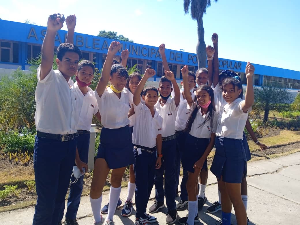 Los estudiantes de la Secundaria Básica Alberto Fernández Montes de Oca asaltan La Asamblea Municipal del Poder Popular reafirmando el voto unido en las próximas elecciones de Candidato a Diputado a la Asamblea Nacional del Poder Popular el proximo 26 de Marzo. <a href="/dpestgo/">DGE Santiago de Cuba</a>