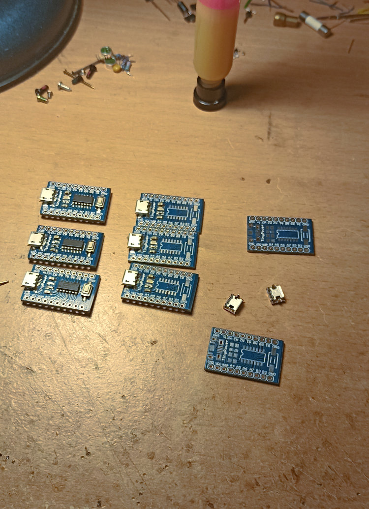 Jacob26099543's tweet image. I&apos;m working on my dev board with #software only #USB implementation for #tinyAVR series 0,1,2 

The signal is measured on the pins of the #AVR with extra +-20cm wires on the probes. The signal looks good enough.  TinyPowerrrr! 😁 

#tech #arduino #hardware