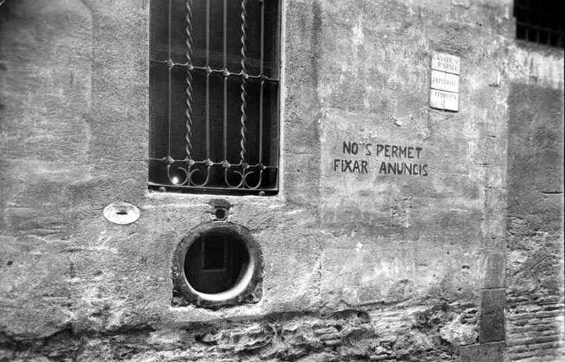 premsahistoria's tweet photo. Casa Maternitat del carrer Ramelleres de Barcelona, on hi havia una finestra giratòria, anomenat torn, on les mares abandonaven els nens. Aquests nens rebien el cognom Deulofeu, "Deu lo feu".
Vista des de l'habitació interior i també des del carrer. https://t.co/4EgMs8e74S