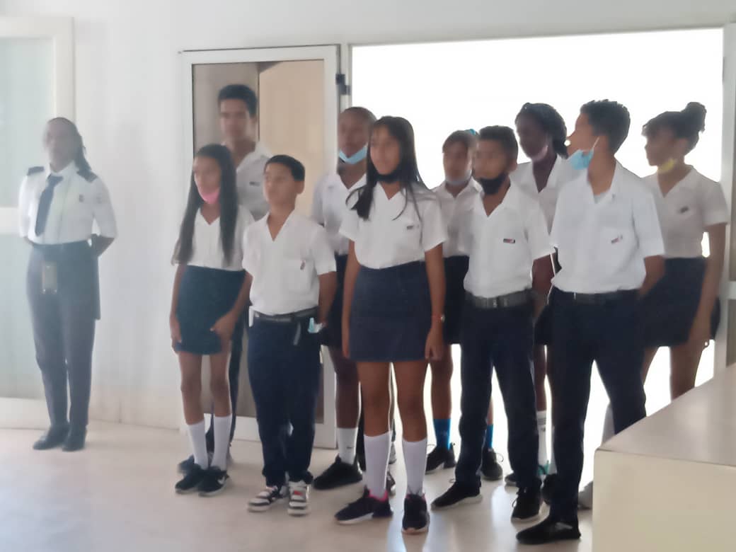 SBAlbertoFerna1's tweet photo. Los estudiantes de la Secundaria Básica Alberto Fernández Montes de Oca asaltan La Asamblea Municipal del Poder Popular reafirmando el voto unido en las próximas elecciones de Candidato a Diputado a la Asamblea Nacional del Poder Popular el proximo 26 de Marzo. @dpestgo https://t.co/w6bp3g8ZWl