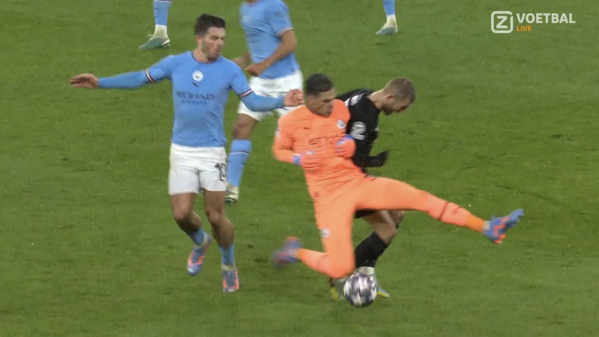 PoorEPLreferees's tweet image. Yes, that was a clear foul from Ederson on Laimer