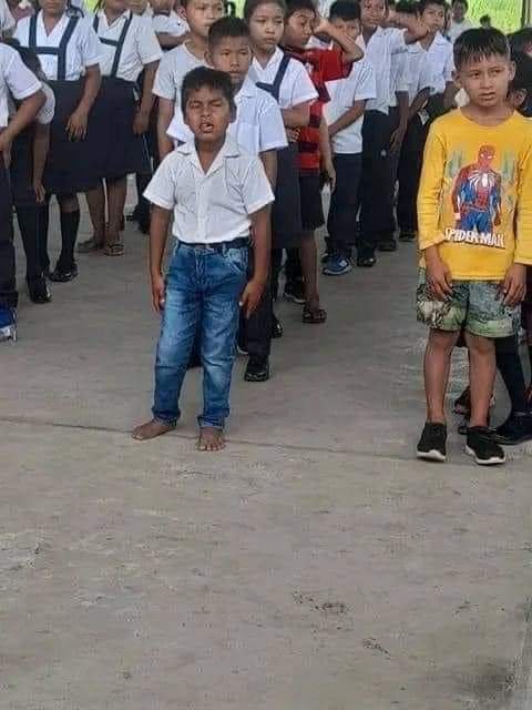 Esto es en Iquitos.
Mientras los padres de este niño no tienen ni para  comprar un par de zapatos y asiste al colegio con los pies descalzos, los congresistas tragan buffets, reciben millones por sus lobbies, coimas y demás gollerías. 
Así como él cuántos niños van así al colegio