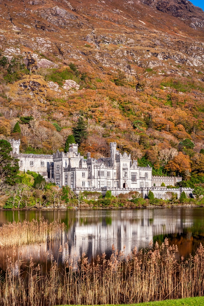 The story of #KylemoreAbbey spans over 150 years since the foundation stone was laid by Margaret Vaughan Henry 👵 Over the years, it has seen it’s fair share of tragedy, romance, innovation, education + spirituality 🤴 Photo via Shutterstock #TheIrishRoadTrip @Failte_Ireland