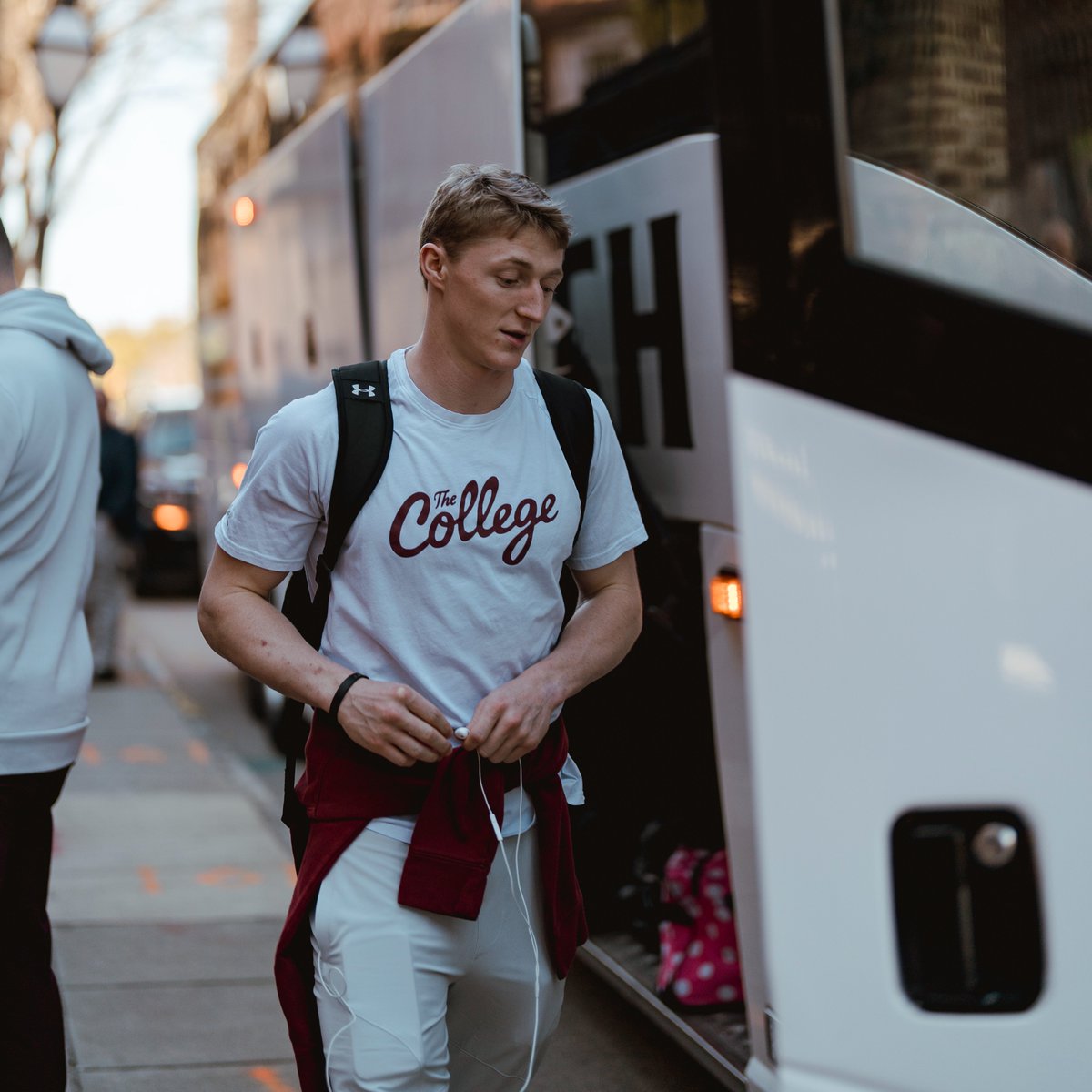CofCBasketball's tweet photo. Charleston ➡️ Orlando.

#OurCity 🌴🏀 https://t.co/UvZTBObWPF