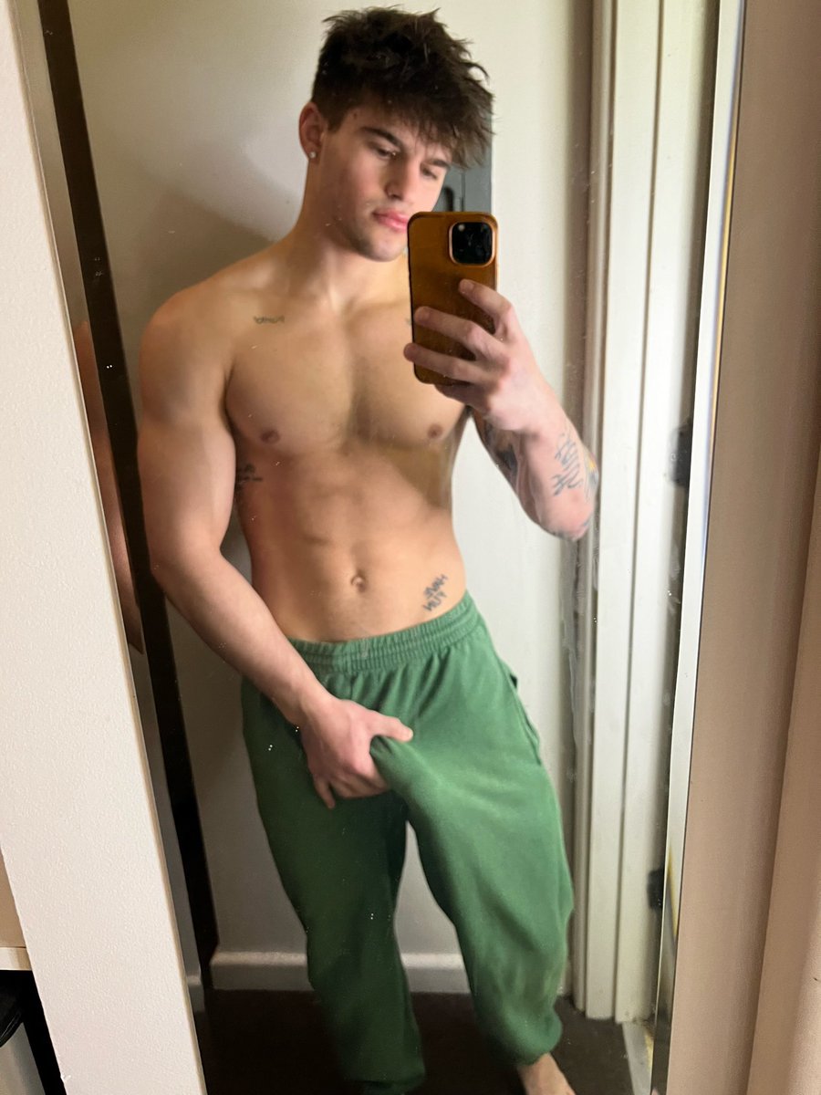 dipheteb's tweet photo. Just finished my work out, wanna come over and do cardio in my bed??  👀 😈 #fitness
https://t.co/UoZE0Apwks https://t.co/mefkXHgtjz