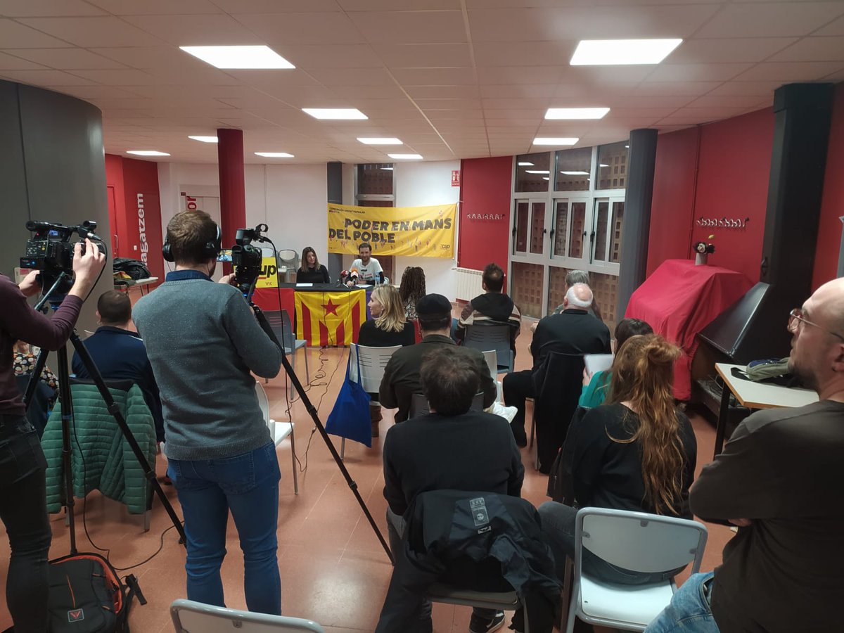 🔊 Avui hem presentat les 1⃣0⃣ primeres persones de la llista col·lectiva de la CUP Vic a les properes eleccions municipals del 28 de maig.

👉🏾 Presentem un equip, no una cap de llista.

🧵 En aquest fil, us fem cinc cèntims de cadascuna!

#Vic #Osona