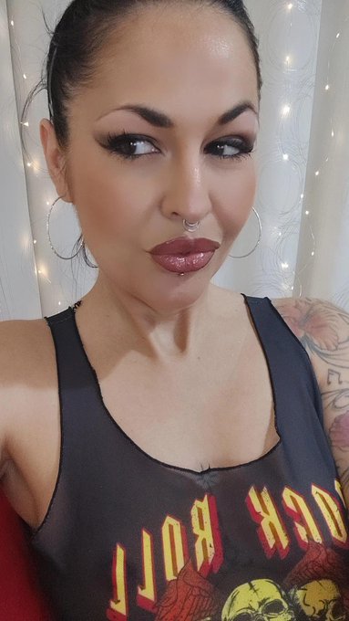 Tra pochissimo mi trovate in live qui⬇️https://t.co/VDwVsF3YVp https://t.co/uJmoXQuAgT