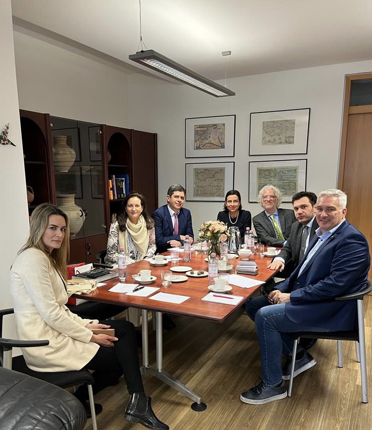 mariapapakyria2's tweet photo. Zu Gast heute in unserer Botschaft der Generalkonsul der Republik #Zypern in Hamburg und die Honorarkonsule mit Sitz in München, Frankfurt am Main und Leipzig.
Ein bereichernder Gedankenaustausch zur Förderung 🇨🇾 in #Deutschland. @CyprusHamburg @herzensangelege @alexandermalios https://t.co/ZfkfMWyL8q