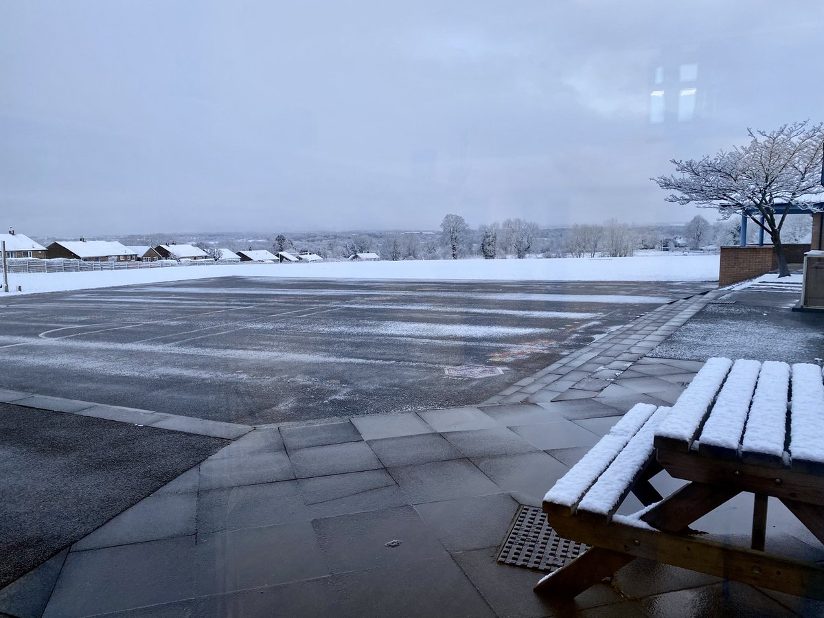 MrsFlower_teach's tweet photo. So lucky to work in a school with a view like this! 
#gratitude #richmondyorkshire #snow #teachergratitude https://t.co/gta22D3jgc